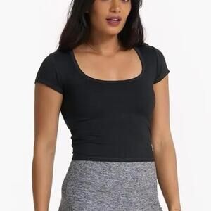Vuori Halo Short Sleeve Black Heather Crop Scoop Built in bra